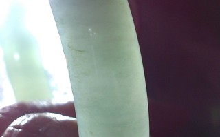 翡翠手镯有裂纹还值钱吗翡翠手镯裂纹和石纹的对比照片