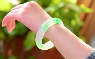 年轻人带翡翠手镯油青翡翠手镯适合年轻人戴吗