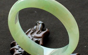 翡翠手镯上面带点黄翡好吗翡翠手镯 黄翡飘花