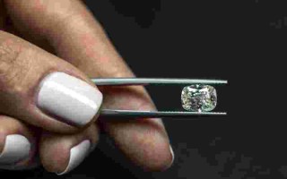 买莫桑钻还是买钻石好,买莫桑钻还是买钻石好一点