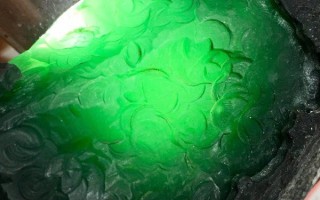 青绿含黑色的翡翠值钱嘛,油青绿翡翠手镯