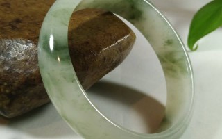 新疆翡翠手镯值钱吗,新疆翡翠手镯价格