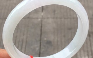 翡翠手镯的缘分翡翠手镯在光下看到蓝光