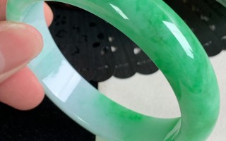 糯种飘阳绿翡翠手镯的简单介绍