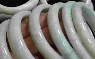 翡翠玉手镯裂纹图片真实翡翠玉手镯裂纹图片