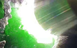 冰蟒翡翠原石,冰种翡翠原石表现