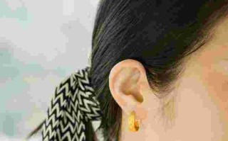 50岁的女人戴什么耳钉好看,50岁女人戴什么耳环好