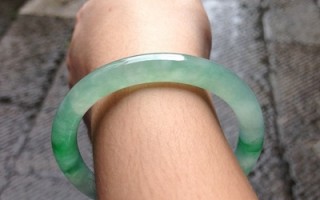 天然翡翠贵妃手镯翡翠手镯有裂纹怎么办