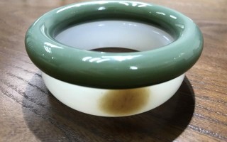 白色玉手镯为什么戴久了会变色？