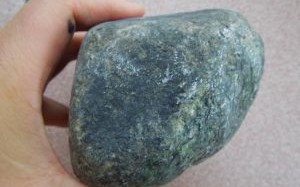 宁波翡翠原石加工几百块的翡翠原石