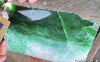 翡翠原石能丢鱼缸里吗,鱼缸里放了大量玉石