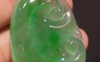 翡翠不就是石头吗，说翡翠什么越透越好，那么为什么不直接戴玻璃呢？还便宜？