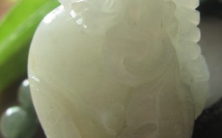 处理一些翡翠 玉髓手镯 吊坠