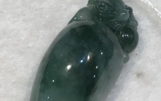 大家看看这个翡翠吊坠值多少钱呢？