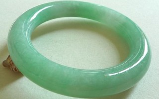 翡翠手镯宽度和原料的关系翡翠手镯粗细有什么区别