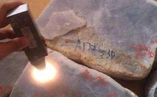 糯化种翡翠原石切开图最大的翡翠原石切开