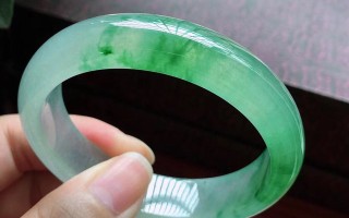 二十岁左右的女孩子带什么翡翠手镯比较好？