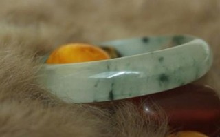 翡翠手镯睡觉图片大全戴翡翠手镯晚上需要取下来吗