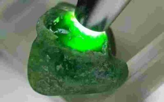 冰种帝王绿翡翠原石,冰种帝王绿翡翠原石皮色