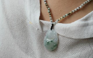 11990给媳妇儿买了个翡翠葫芦吊坠，麻烦大师们看下成色？