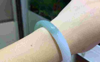 戴银手镯好还是翡翠手镯好为什么是左手戴金,右手戴银