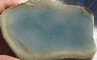 翡翠原石毛料造假的多吗,翡翠原石发青怎么回事