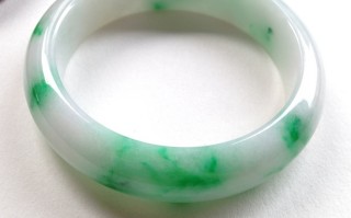 拍卖会翡翠玉镯价格玉手镯