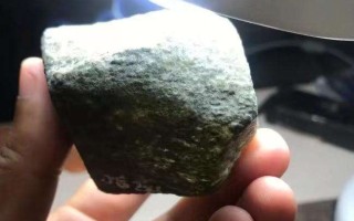 翡翠原石白雾打灯翡翠原石白雾打灯会变色吗