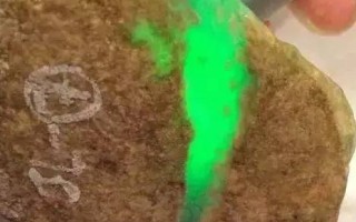 翡翠绿色外皮原石,翡翠绿色外皮原石值钱吗