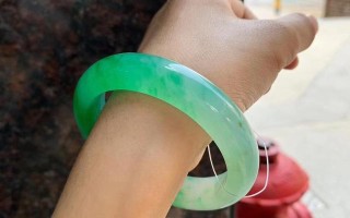 飘金丝湖水蓝翡翠手镯冰种飘蓝花翡翠手镯图片