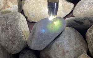 阳绿翡翠原石价格标阳绿翡翠值钱吗