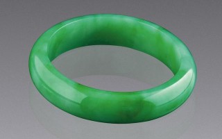 带翡翠手镯有什么好处,翡翠手镯对人有什么好处