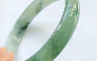 2万买了个豆种翡翠手镯冰油青种翡翠手镯价格