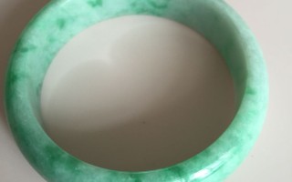 翡翠手镯荧光反应,翡翠手镯紫光灯下有蓝光点