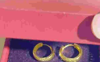 今年最流行的黄金耳钉款式,今年最流行的黄金耳钉款式是什么