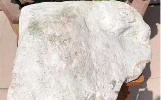 神秘男子花10万买来的翡翠大原石, 你猜开出来多少冰飘花手镯