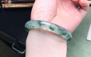 玉手镯怎么带进去最容易翡翠手镯怎么好带下去