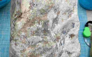 翡翠原石有什么特点,翡翠原石有什么特点感冒了体温低35°左右吃什么生体温