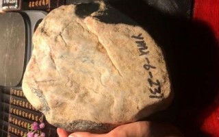 冰种翡翠一般多钱,翡翠原石切出来做的手镯有人收吗