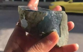 翡翠原石价值,翡翠原石切开第一刀