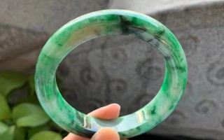 翡翠淡绿正圈手镯,什么是翡翠正圈手镯