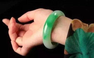 关于翡翠手镯紧贴手腕好吗的信息