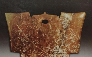 高古玉因年代久远，携带历史信息量比较大，有些人认为一般不太适合盘玩、只适合欣赏，对此您怎么看？