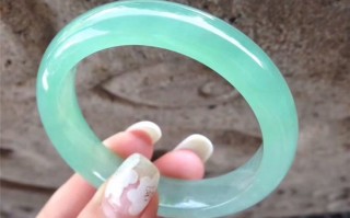 老翡翠荧光反应起胶和起荧光翡翠手镯哪个好