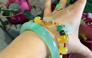 翡翠果绿底手镯上手图片,果阳绿翡翠手镯图片