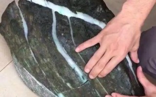 翡翠原石现场切割视频,翡翠原石切割现场