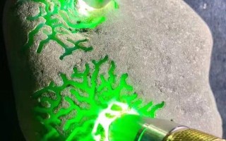 斜角看翡翠原石,翡翠原石黑石头图片