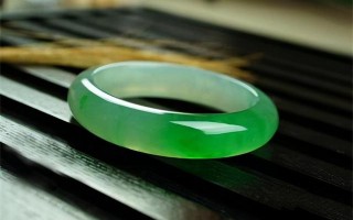 关于翡翠手镯和女人的信息