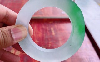 包含翡翠淡绿飘花原石的词条