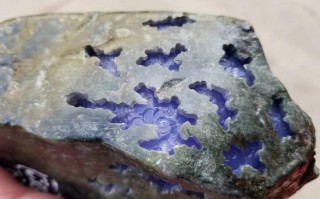 翡翠原石切爆,妖紫翡翠原石现场切割